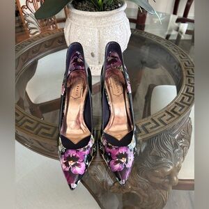 🖤💜TED BAKER FLORAL COURT HEELS IN A DARK NAVY!🖤💜
